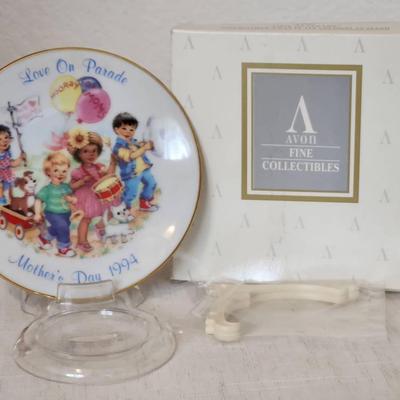 AVON Collectible Plate - "Love On Parade" 1994 Mother's Day Plate