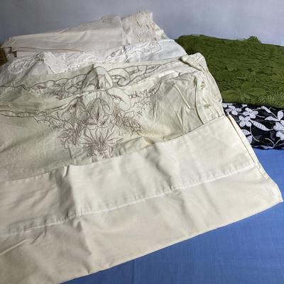 2 Curtains 2 Valance 3 Standard Pillow Case 2 Fabric 