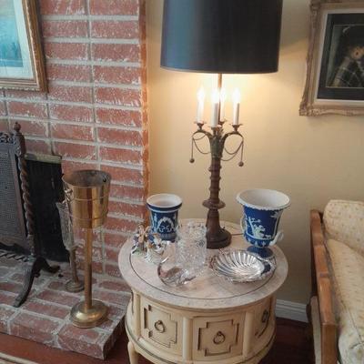 Wedgwood urns, vintage lamp 
