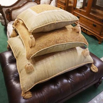 1219	NEST OF 3 DECORATIVE PILLOWS, LARGEST APPROXIMATELY 30 IN SQUARE
