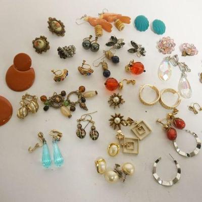 1144D	ASSORTED LADIES EARRINGS, APPROXIMATELY 26 PAIRS
