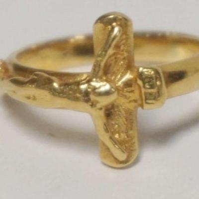 1124	18K GOLD CROSS RING, APPROXIMATE SIZE 7, 2.95 DWT
