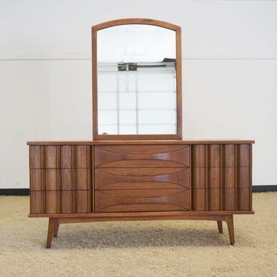 1191	UNITED FURNITURE COMPANY MID CENTURY MODERN 9 DRAWER CHEST WITH MIRROR, APPROXIMATELY 64 IN X 19 IN X 70 IN H OVERALL WITH MIRROR
