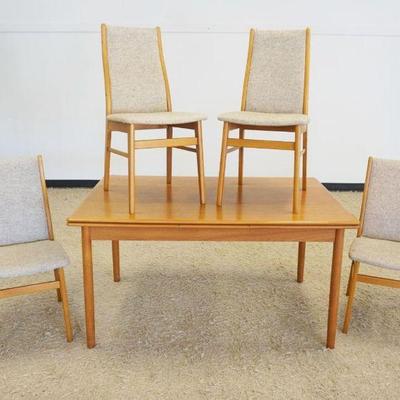 1186	DANISH FARSTRUP DINING TABLE WITH 4 CHAIRS, TABLE EXTENDS. TABLE APPROXIMATELY 55 IN X 35 IN X 30 IN H, EACH LEAVE 21 IN, EACH CHAIR...