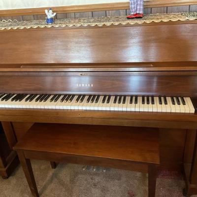 Yamaha piiano-58x44x22