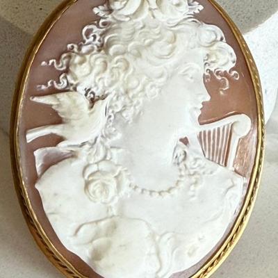 Gorgeous 18K Gold Hand Carved Shell Cameo Pin Brooch 
