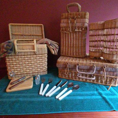 Wicker Picnic Supplies 