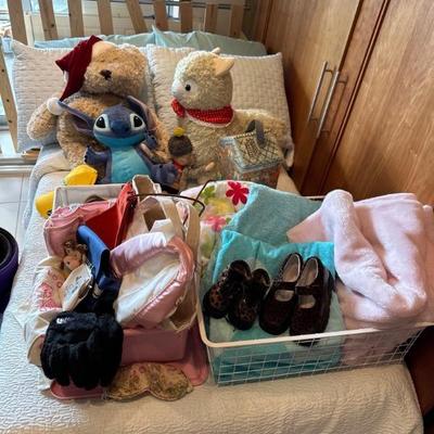 Twin bed with storage drawers & kids toys