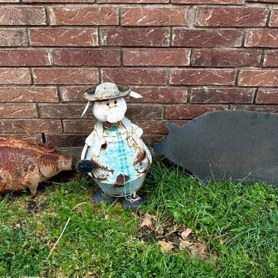 Three little pigs yard decor!