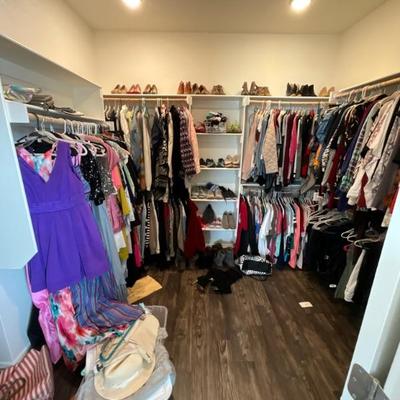 Closet full of clothes & shoes!!!? ?
