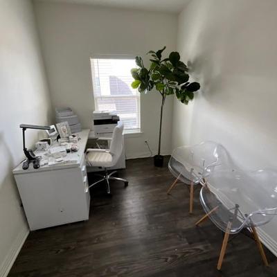 L-shaped desk & office chair 