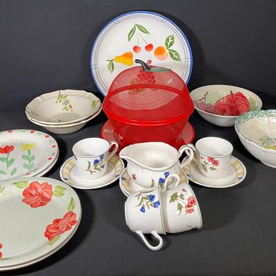Vintage Flowers And Fruits!! An Eclectic Mix Of Vintage Bowls & Plates