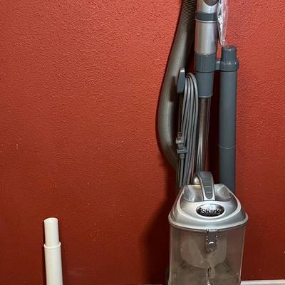 Shark Navigator Lift-Away Delux Upright Vacuum With Attachments