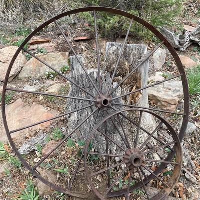 Round Metal Wagon Wheel + Small Metal Wagon Wheel
