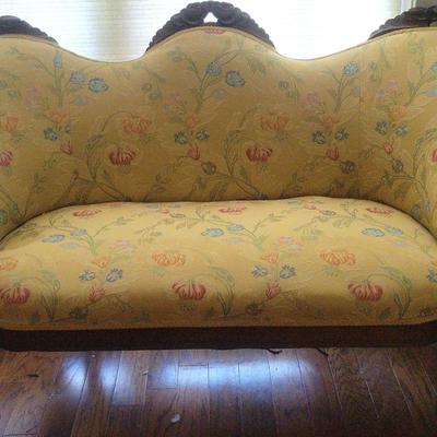 Antique-Style Loveseat with Carved Wood Frame – Floral Upholstery