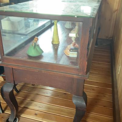 Long Display counter with lady Figurines