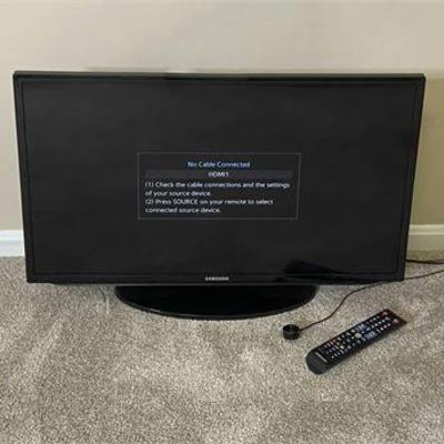 Samsung 32" Smart TV W/Remote .jpg