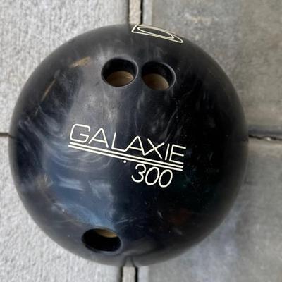 Galaxie 300 10/12 Lbs Bowling Ball With Shoes 