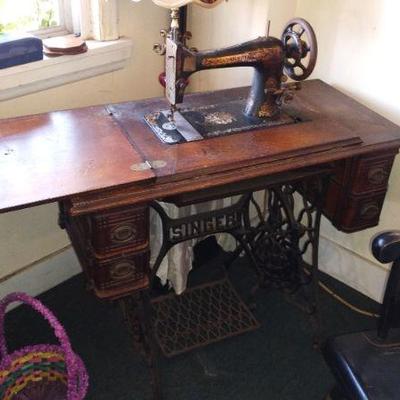 Antique Singer Sewing Machine. 