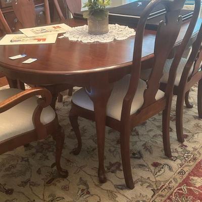 Beautiful dining room table, leaf, pads and 6 chairs