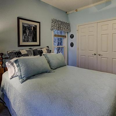 Guest queen bed