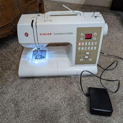 Lot #89 - Singer Confidence Quilter Sewing Machine 7469Q
