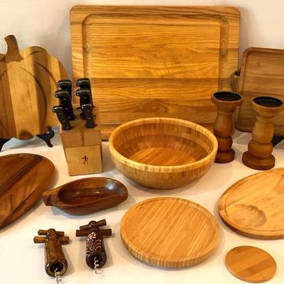 Bamboo And Wood Kitchen And Decorative Items, Set Of Knives In Wood Block