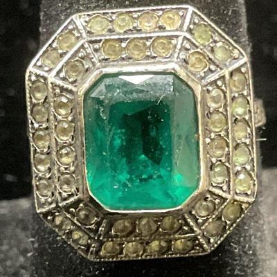 527: Sterling Silver Art Deco Style Green Crystal Ring
