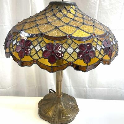 201: Tiffany Style Stained Gls Shade Gilt Metal Tbl Lmp
