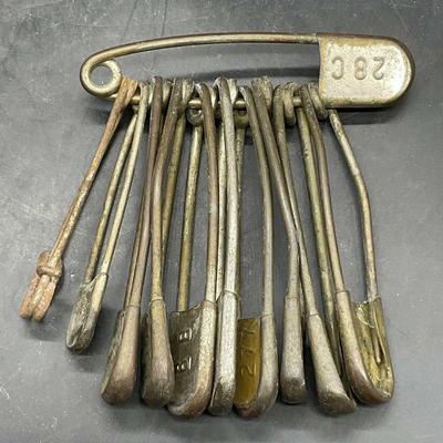 569: Lot 11 Antique Iron & Metal Safety Pins
