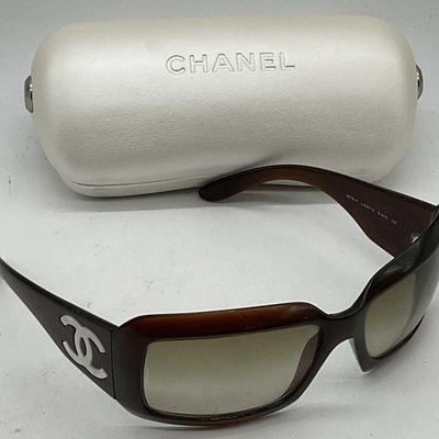 158: 2006 Chanel Brown Mother of Pearl Sunglasses, IT
