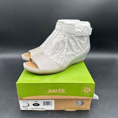 Earth Peep-Toe Wedge Sandals in Size 8