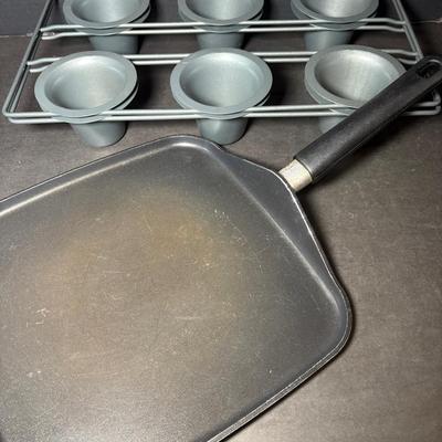2 Chicago Metallic Professional 6-Cup Popover Pans & Pampered Chef 11" Non-Stick Square Griddle Pan
