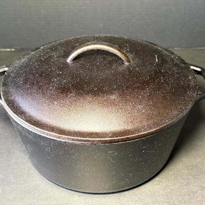 Large Lodge 8DOL 10 1/4" Pre-Seasoned Cast Iron Dutch Oven W/Dual Handles