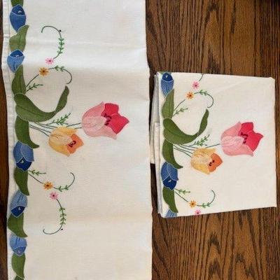 Tulips tablecloth and napkin set