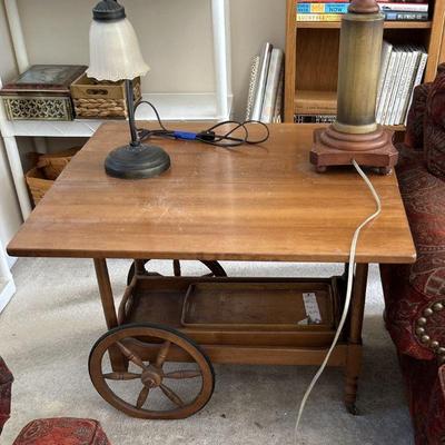 Drop leaf table on wheels