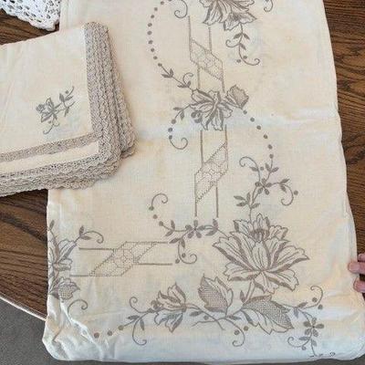 Floral table runner and napkins