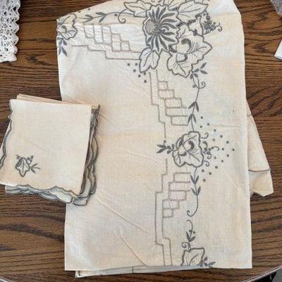 Tablecloth and napkin set