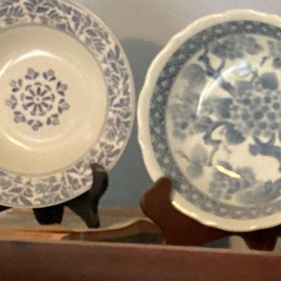 Decorative plates on stands