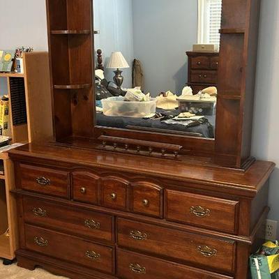 Mirrored dresser with nic nac shelves
