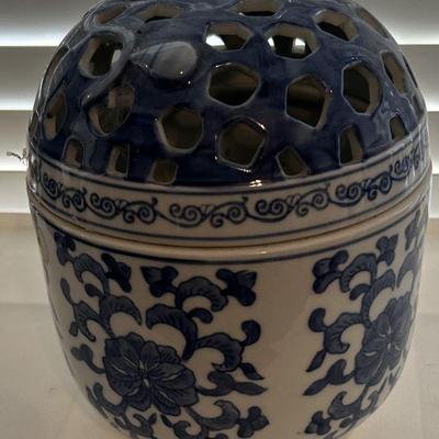 Blue pattern crock
