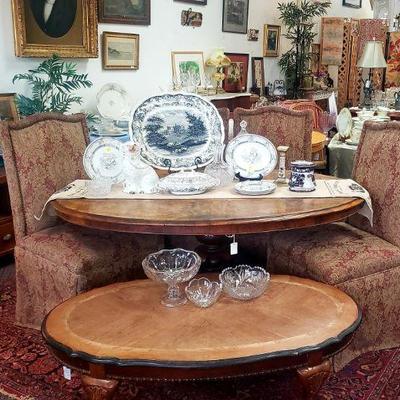 "Shield" dining table - Stands up