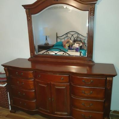 Dresser! Quality furniture in excellent condition