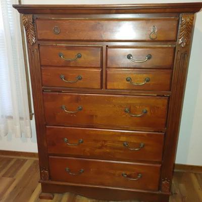 Tall dresser - Excellent condition
