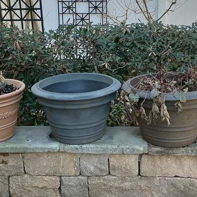Set Of 5 Plastic planters 