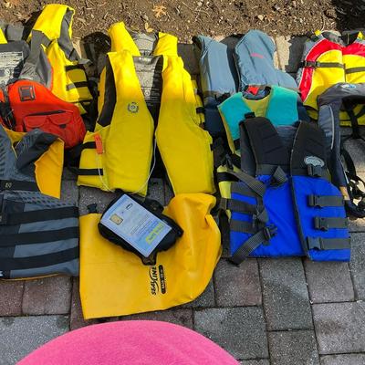 8 Life Jackets Sizes Small To Xxl 