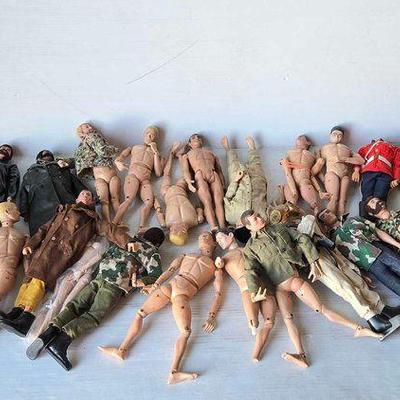 #13686 • (26) G.I. Joe Figures & Clothing
