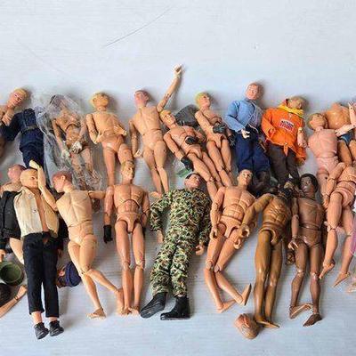#13698 • (29) G.I. Joe Figures, Animals & Clothing
