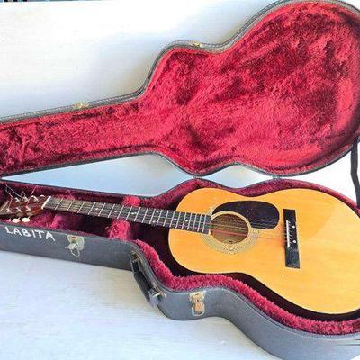 #13532 • Suzuki Acoustic Guitar & Case
