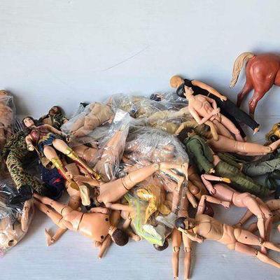 #13700 • (34) G.I. Joe, Action Figures & Animals
